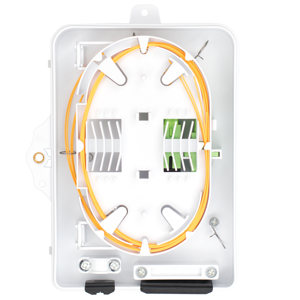 Terminal de Acceso de Fibra (BTFAT0111W) de color blanco, equipada con 4 adaptadores SC/APC - SC/APC - Simplex y 4 pigtails OS2 de 1.5 metros (amarillo).